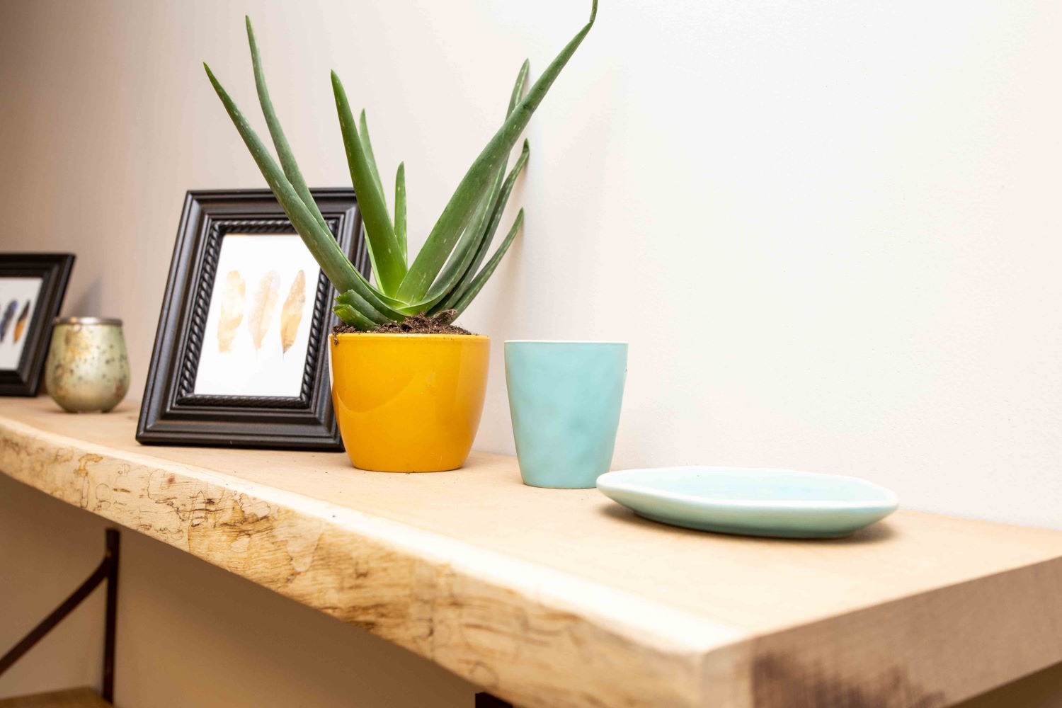 Zwevende houten wandplank in een ingericht interieur